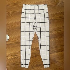 Love Her Shop active black and white line leggings